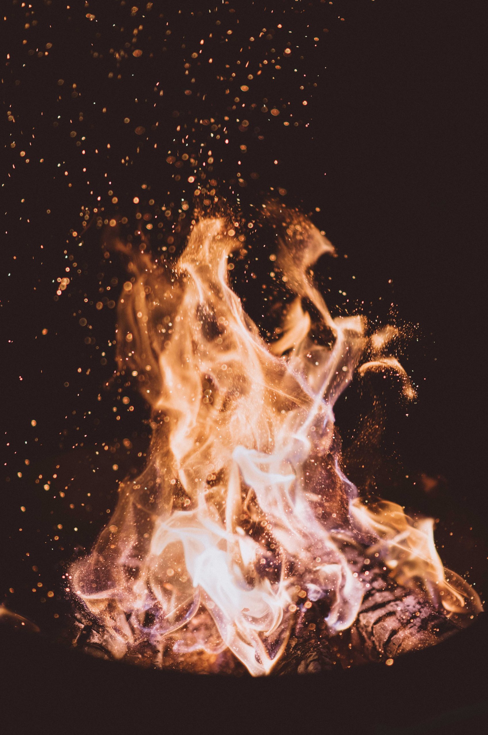 Brasero avec flammes dansantes